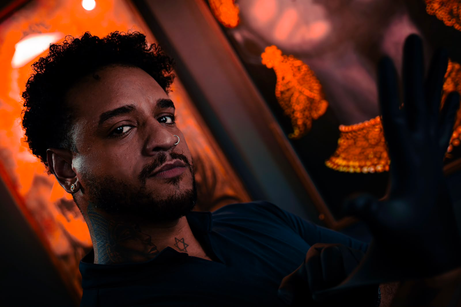 Henrique Fiorge em seu estúdio de tatuagem em Brasília